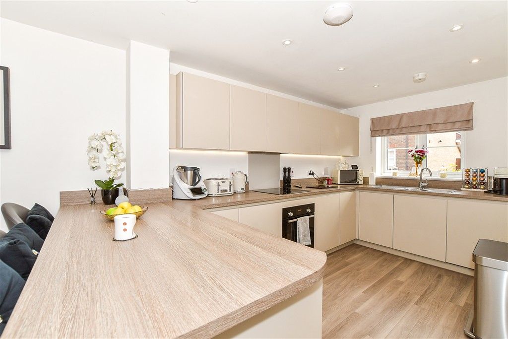 Property photo 3 of 11 Kitchen