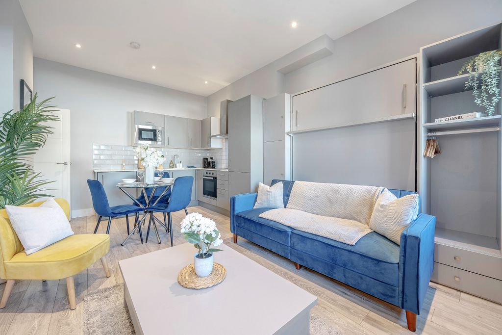 Property photo 3 of 9 Living Room/Kitchen