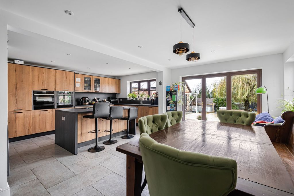 Property photo 2 of 27