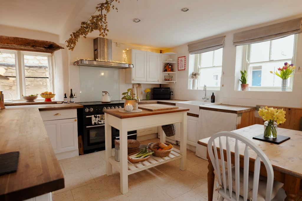 Property photo 3 of 23 Kitchen/Breakfast