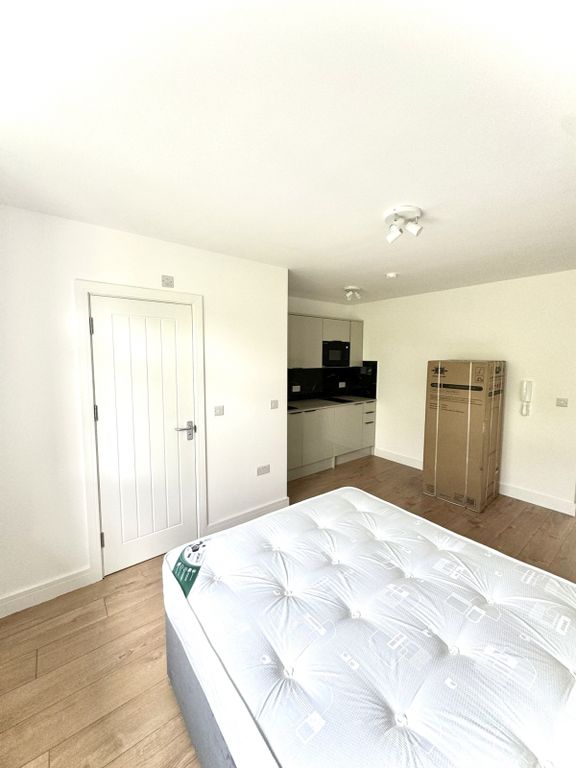 Property photo 1 of 4 A Beautiful First Floor Self-Contained Studio Flat In The Heart Of N10!