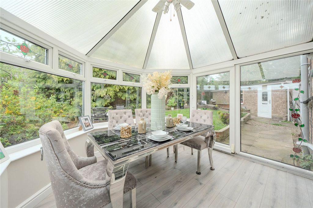 Property photo 3 of 17 Conservatory