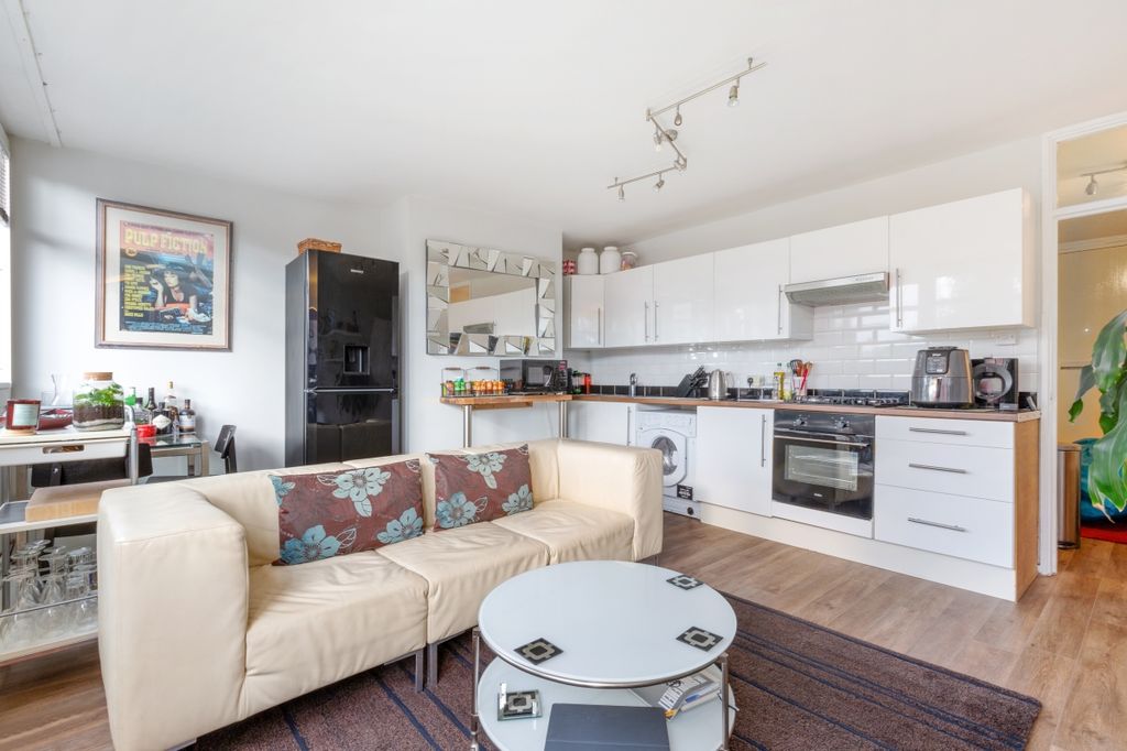 Property photo 1 of 6 Lounge 6