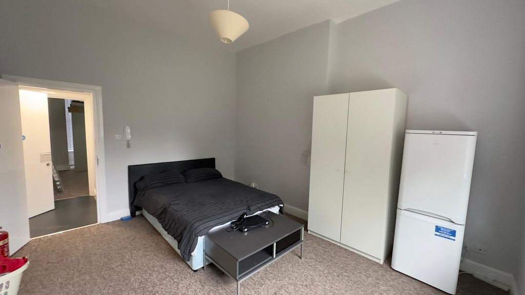 Property photo 1 of 14  Room 2- 850 Available From 01/09/2025