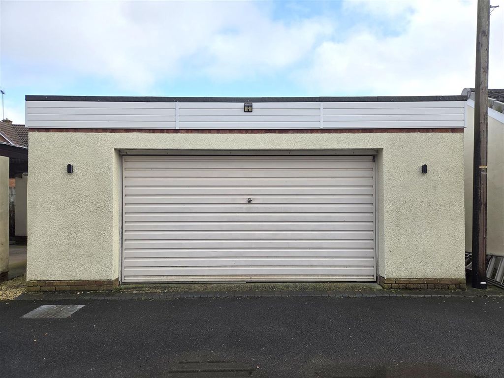 Property photo 3 of 23 Garage