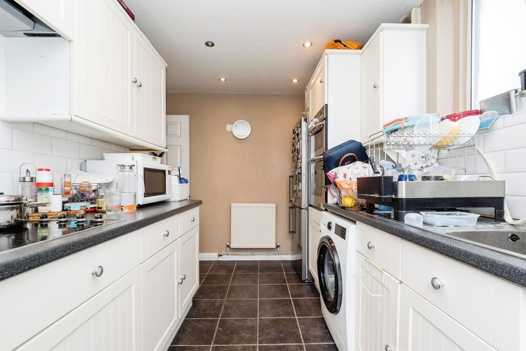 Property photo 3 of 17 Kitchen