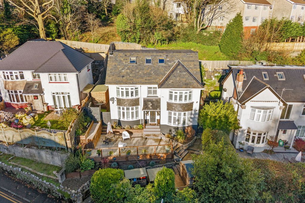 Property photo 1 of 32