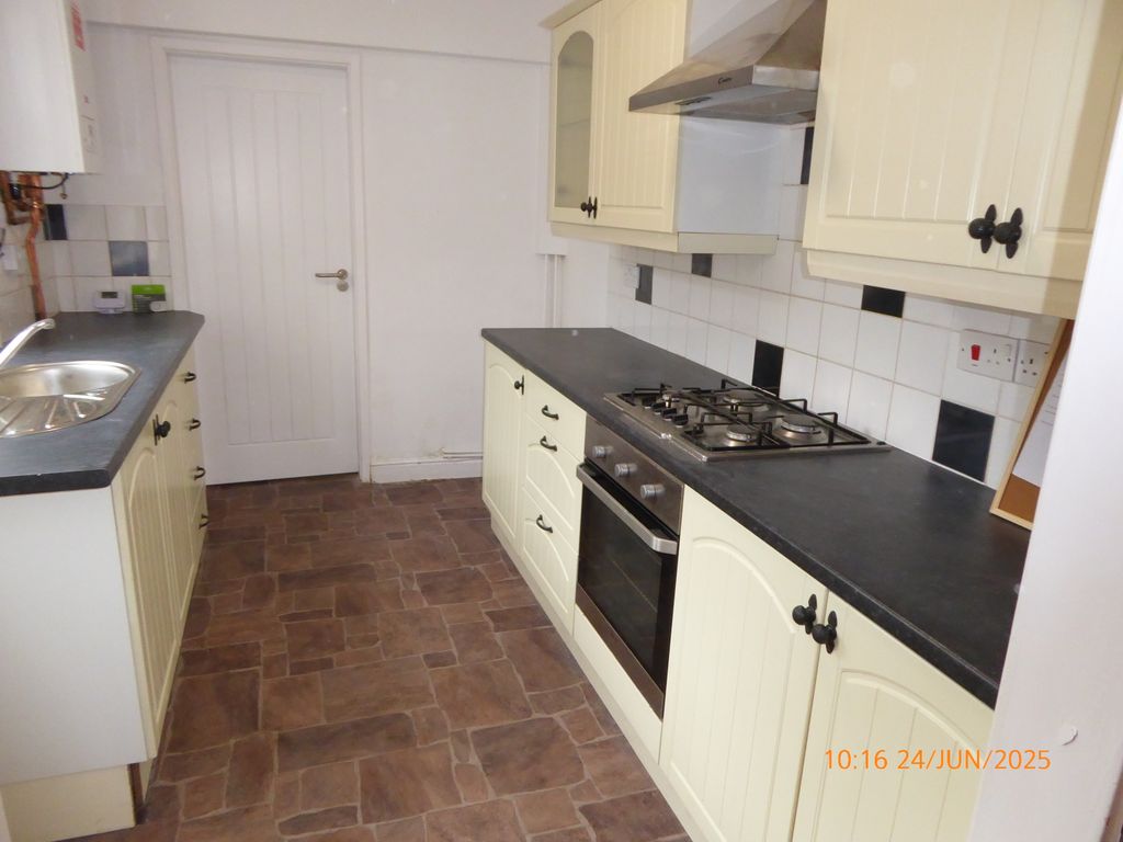 Property photo 2 of 11 Kitchen