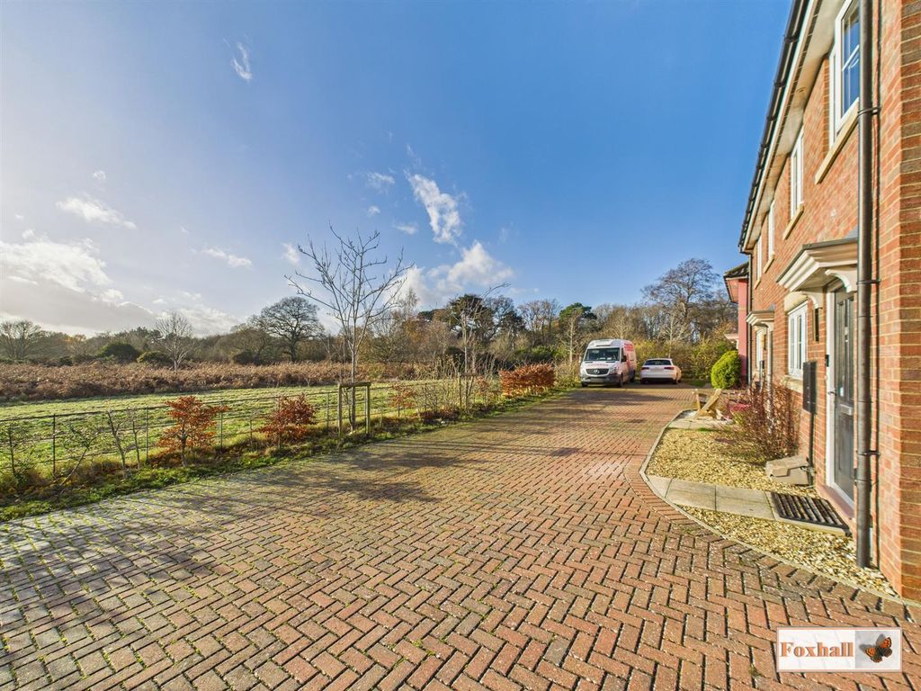 Property photo 2 of 26 Front Garden