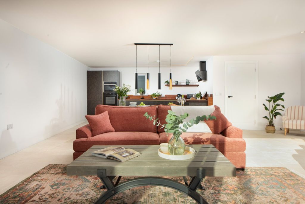 Property photo 3 of 14 Living Aspect