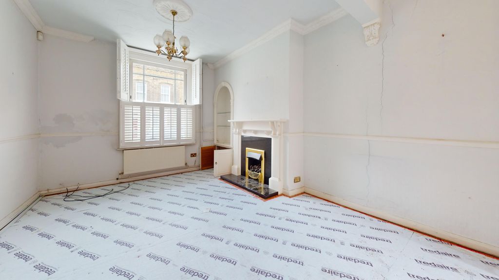 Property photo 3 of 18 111 Grantley Street, Bethnal Green, London, E1 4Bp