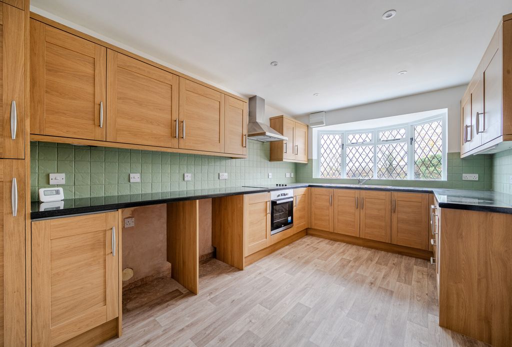 Property photo 2 of 12 1385997-1-692846E...