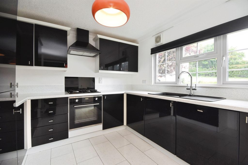 Property photo 3 of 10 Kitchen