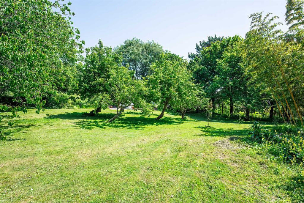 Property photo 2 of 34