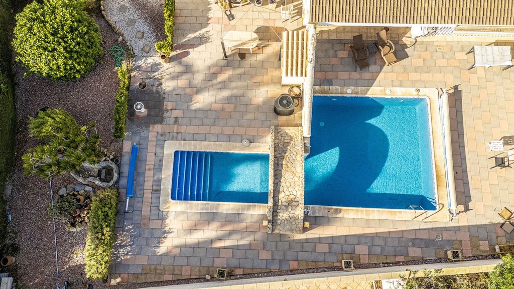 Property photo 2 of 23