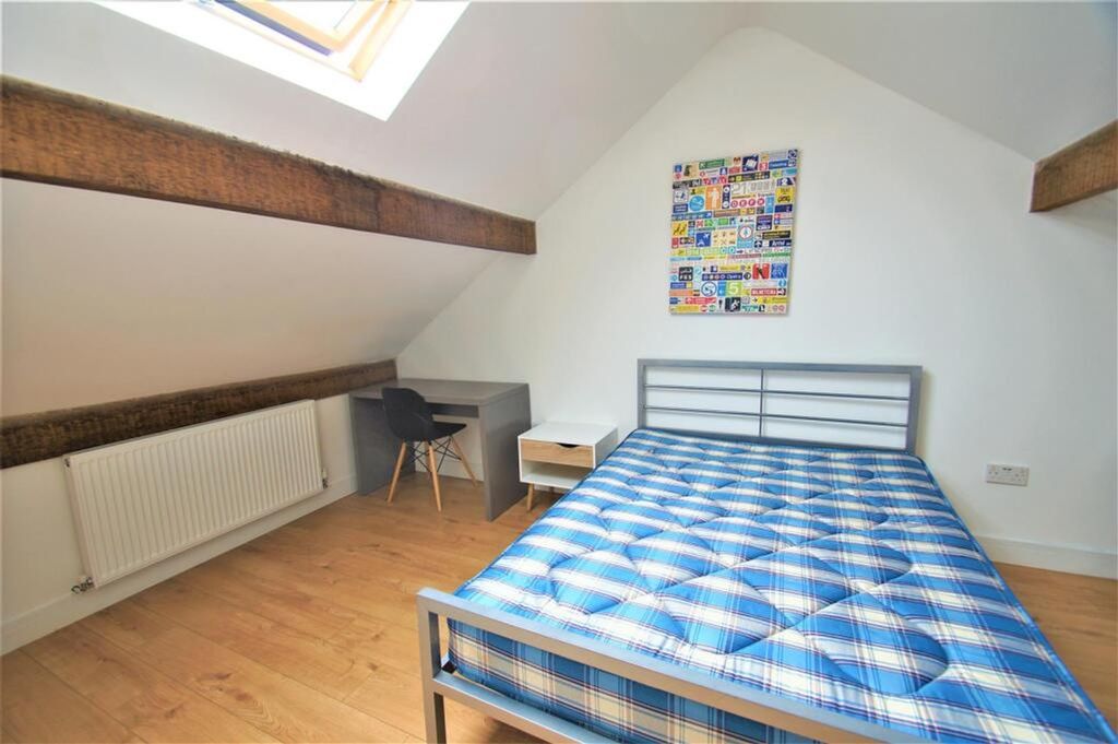 Property photo 2 of 11 Bright And Airy Double Bedroom Featuring A Comfort...