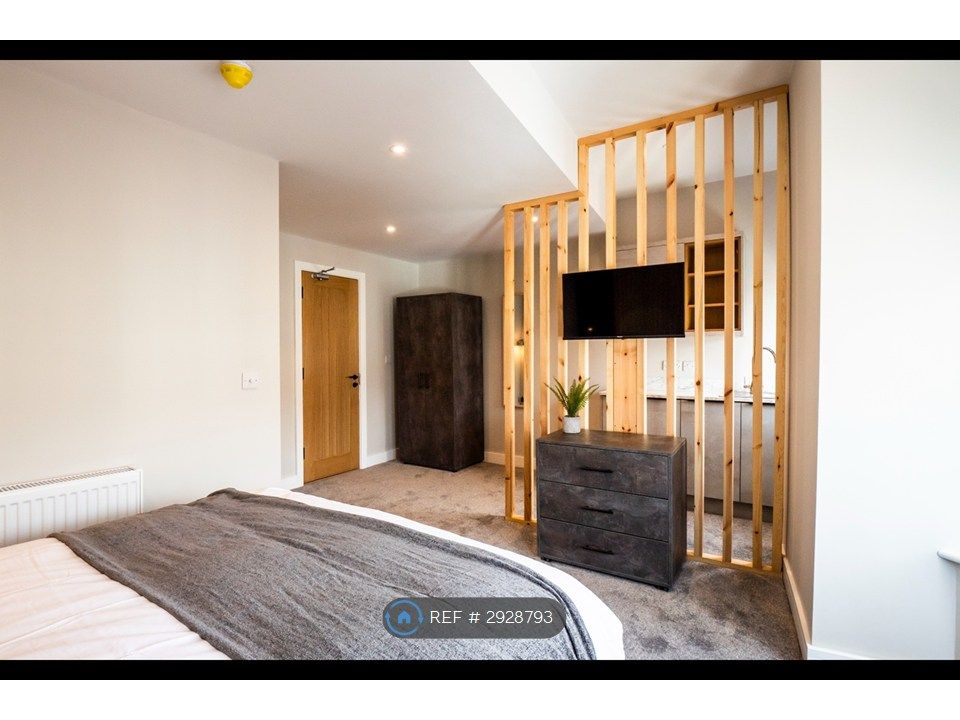 Property photo 2 of 10 Room 6 W/ Ensuite & Kitchenette