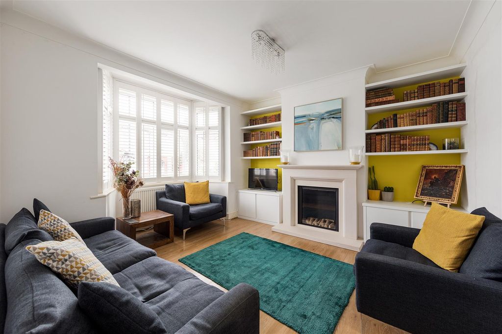 Property photo 2 of 41 Bridge End, E17