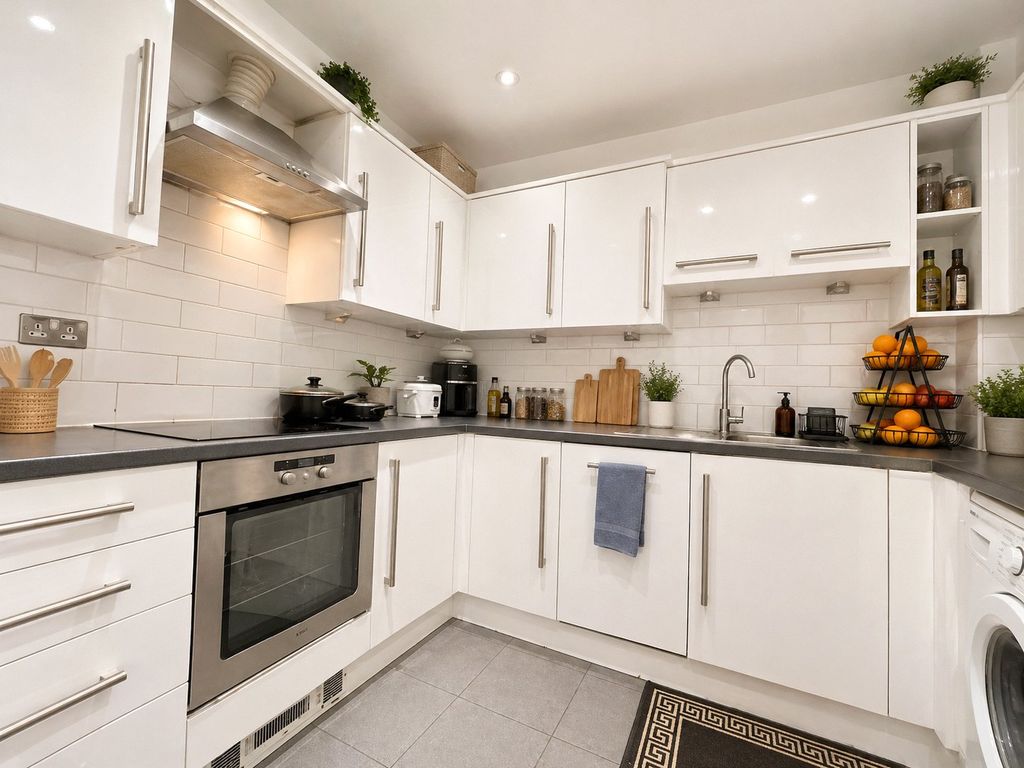 Property photo 3 of 8 Kitchen