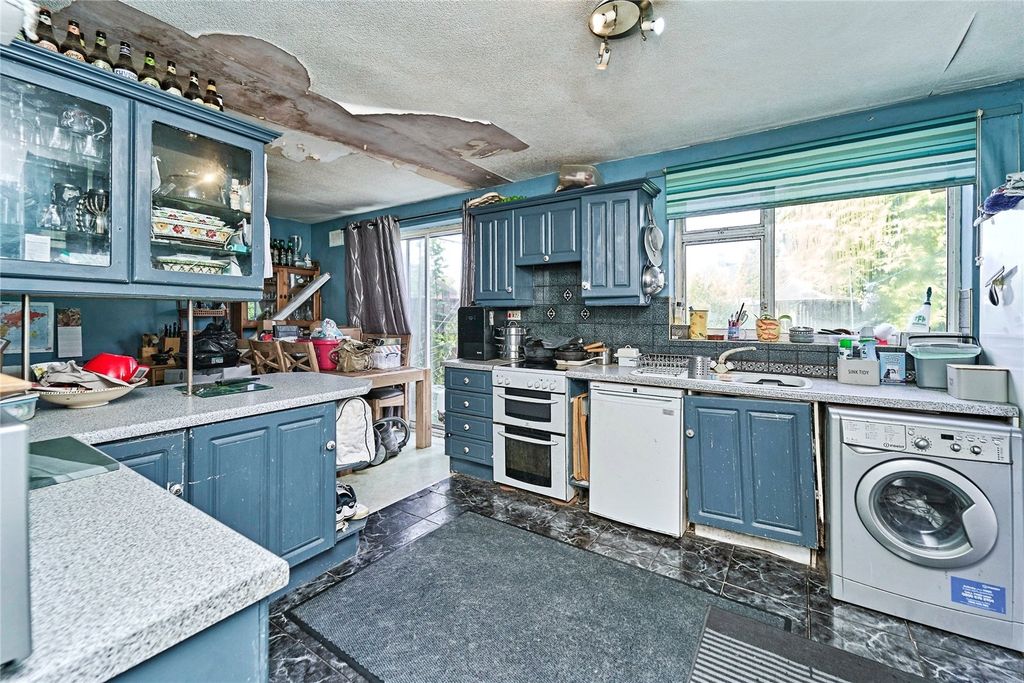 Property photo 3 of 11 Kitchen