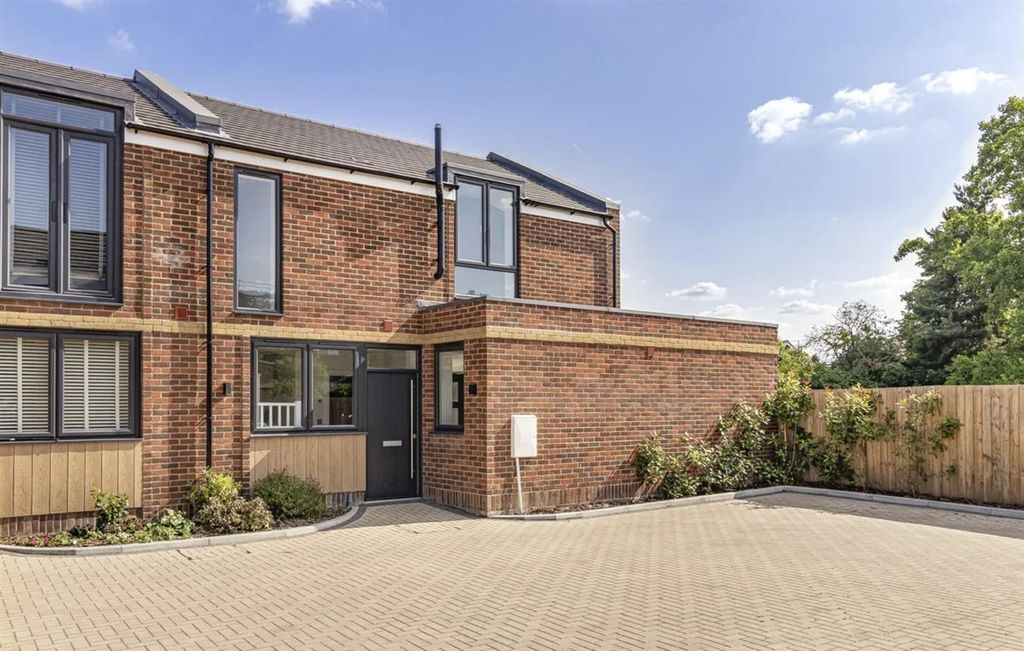 Property photo 1 of 16 Bramley Road
