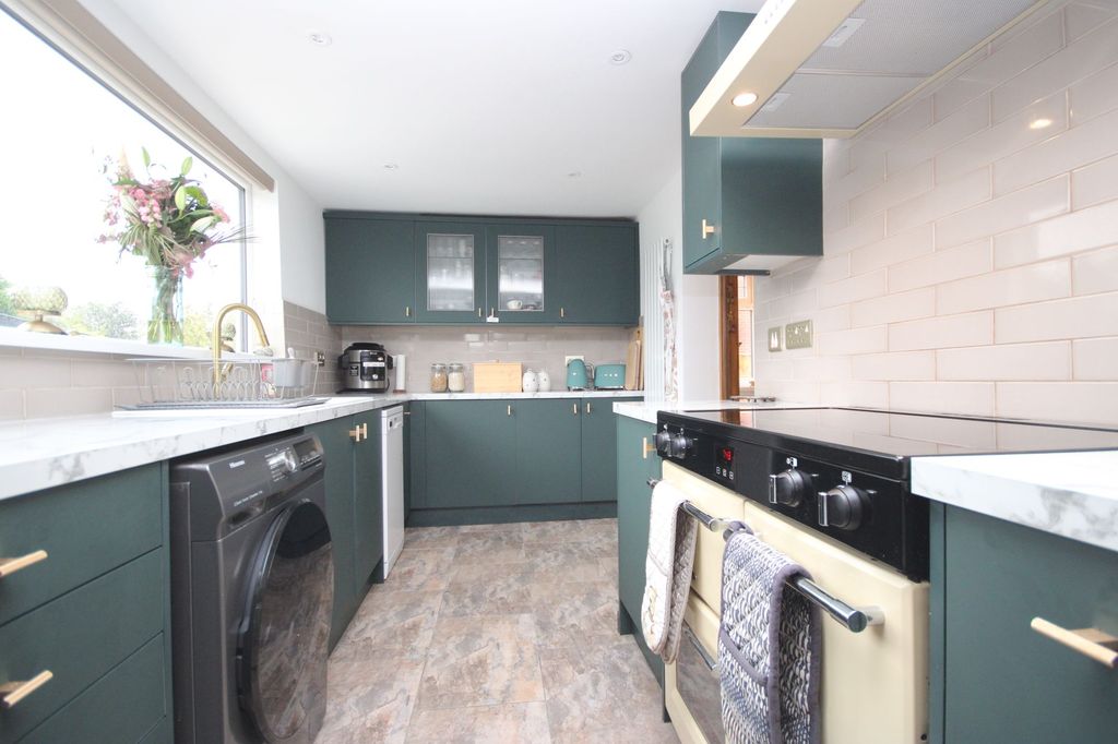 Property photo 3 of 32 Kitchen/Diner