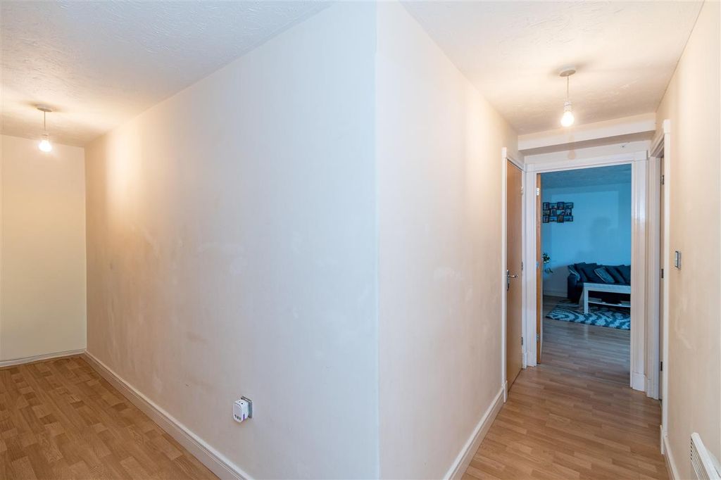 Property photo 2 of 9 Hallway