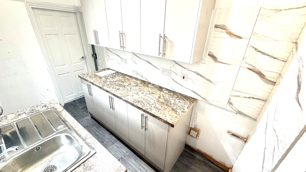 Property photo 3 of 7 Kitchen