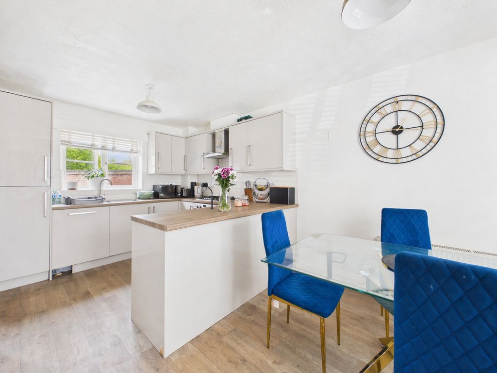 Property photo 2 of 14 Snowshill Close