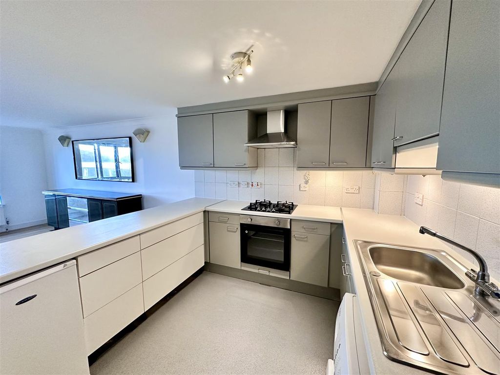 Property photo 3 of 9 Kitchen