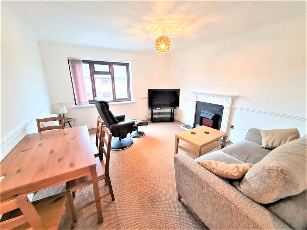 Property photo 2 of 13 Lounge