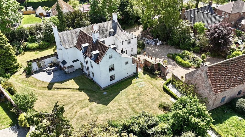 Property photo 1 of 57 Picture No. 05