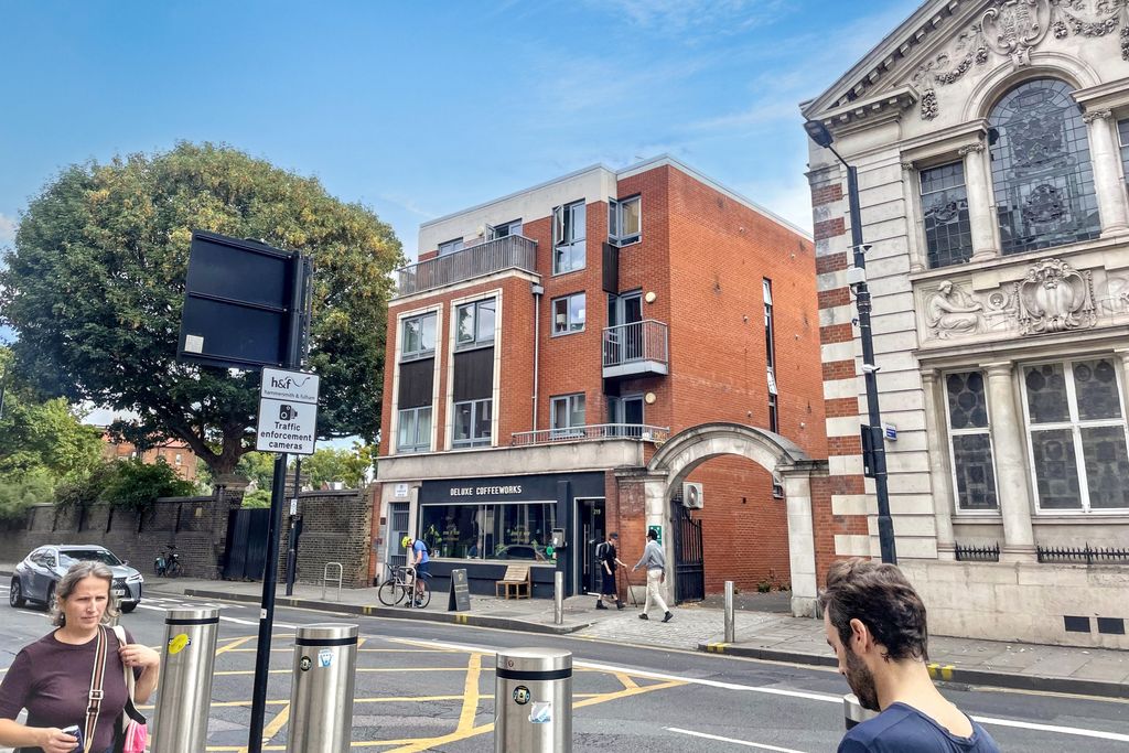 Property photo 3 of 4 219 Shepherds Bush Road, London W6 7Js