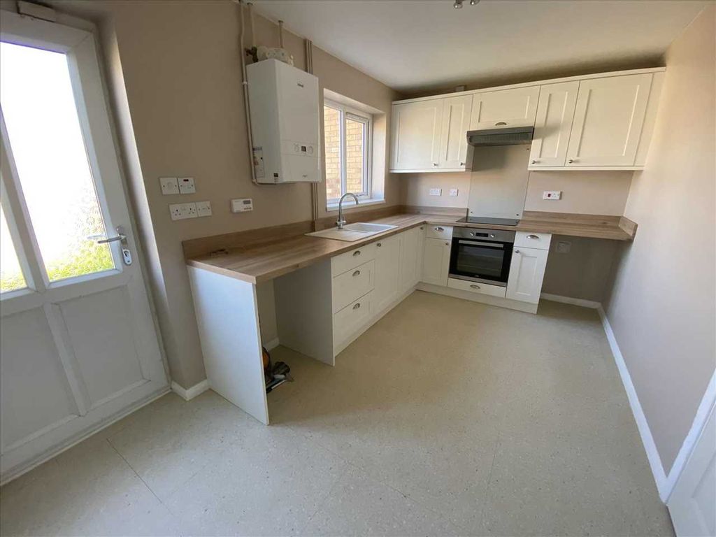 Property photo 3 of 8 Kitchen: