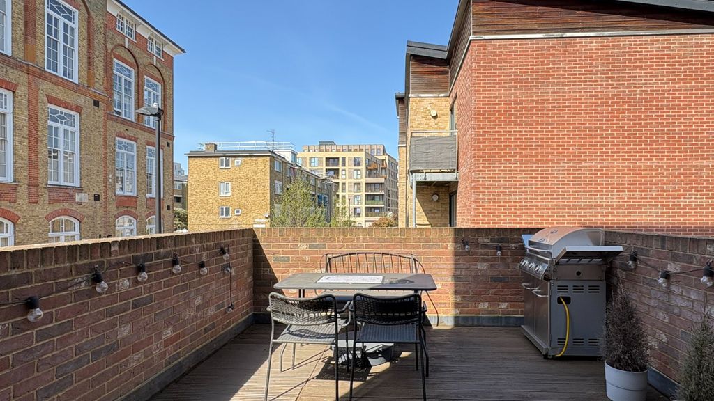 Property photo 1 of 12 2 Bedroom Flat To Rent On Pelling Street, London.