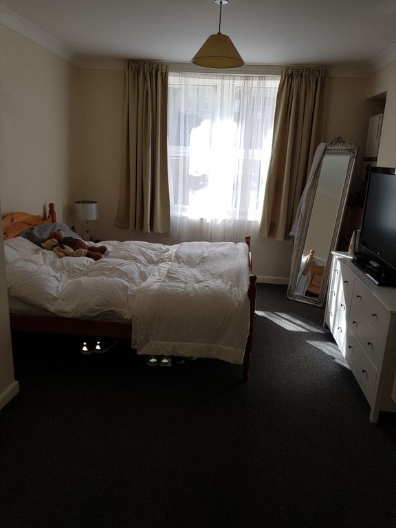 Property photo 3 of 6 Bright Double Bedroom With Ample Storage Space...