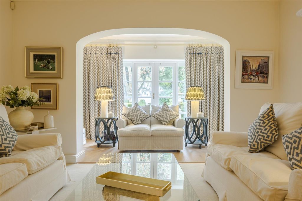 Property photo 3 of 31 Lounge