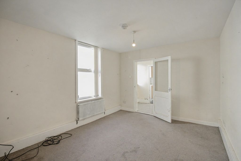 Property photo 2 of 14 Flat 3, 15 Hutt Street, Hull, East Yorkshire, Hu3 1Ql