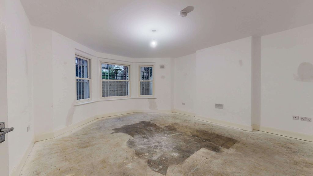 Property photo 2 of 17 Flat 29A Holland Park Gardens, Holland Park, London, W14 8Ea