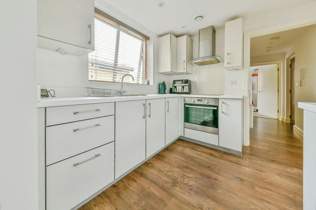 Property photo 3 of 18 Kitchen