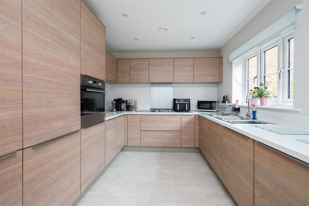 Property photo 3 of 19 Kitchen