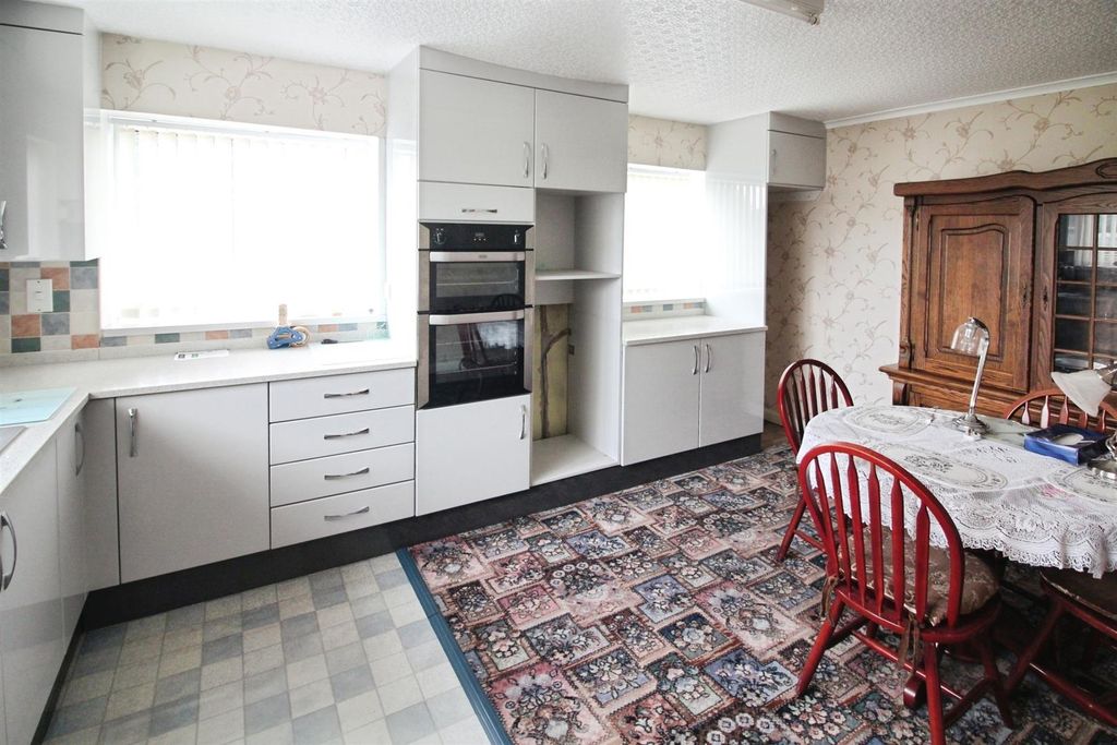 Property photo 3 of 19 Kitchen/Diner