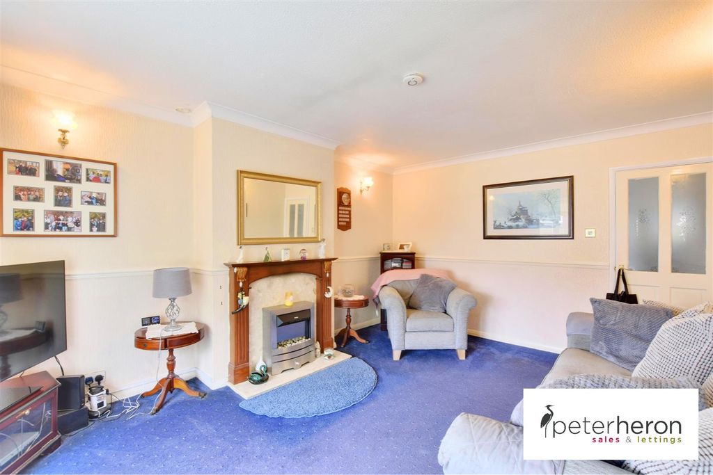 Property photo 3 of 17 Lounge