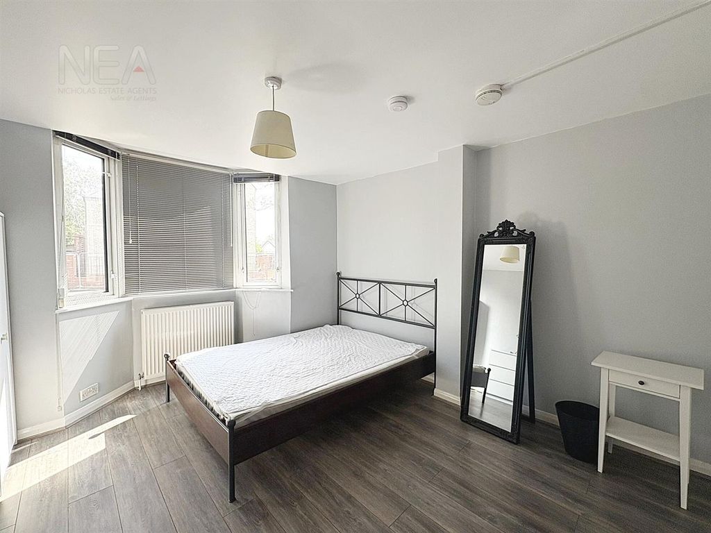 Property photo 1 of 10 Bedroom