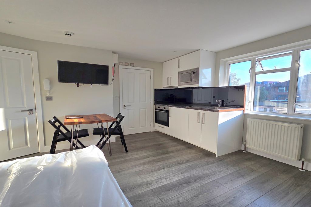 Property photo 1 of 6 Modern Spcious Studio
