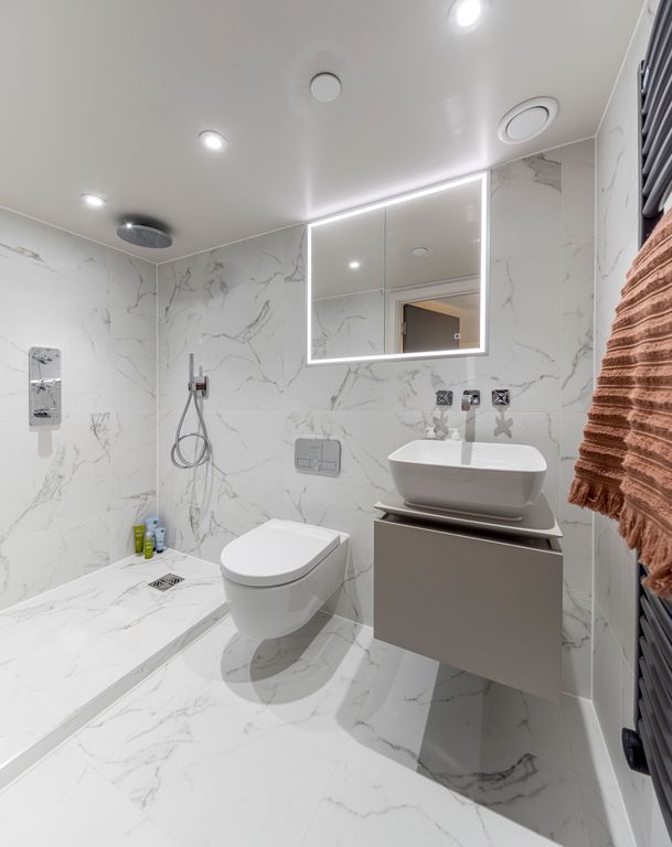Property photo 3 of 9 Bathroom