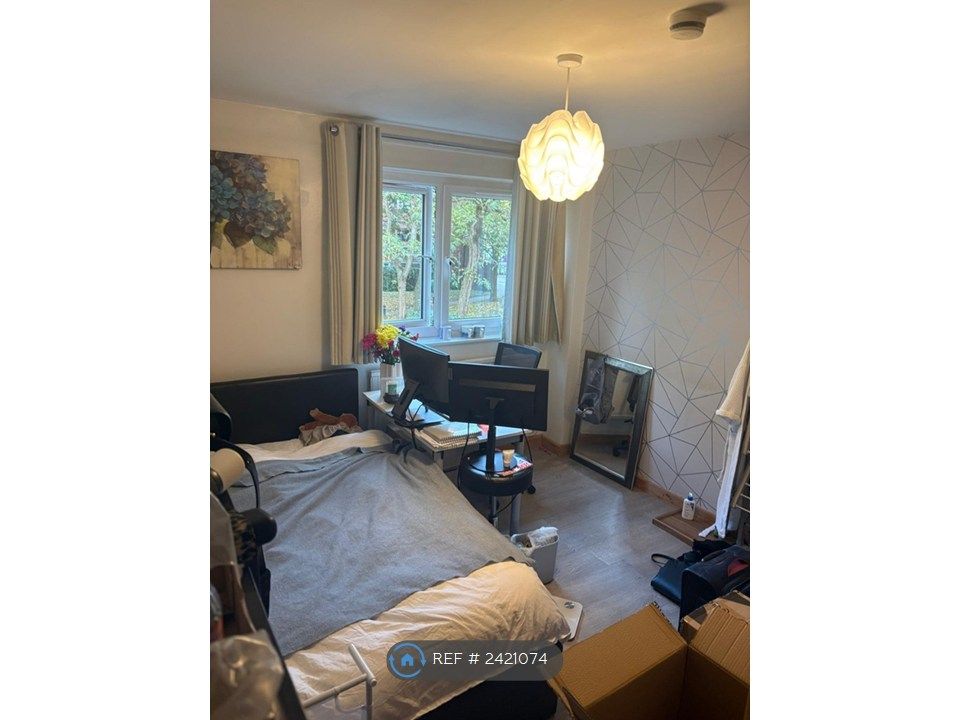 Property photo 2 of 16 2 Screens Wfh Layout By Finance Professional