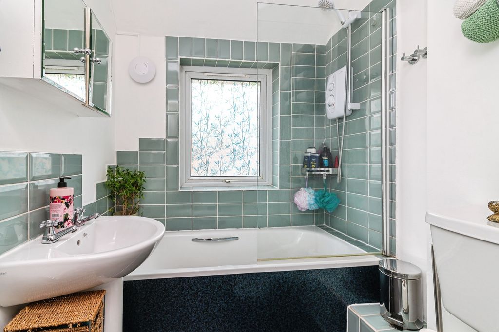 Property photo 2 of 14 Bathroom