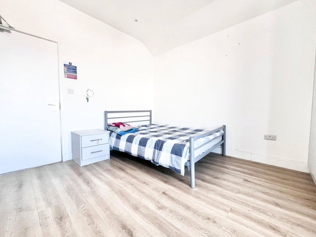 Property photo 2 of 6 Studio