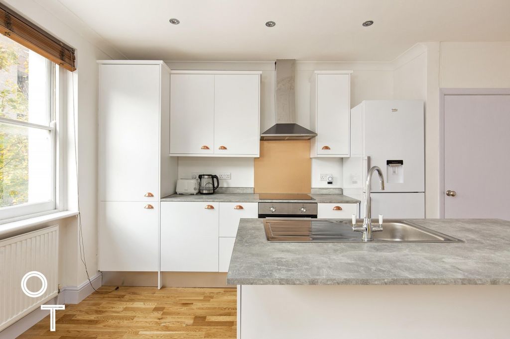 Property photo 2 of 6 Kitchen